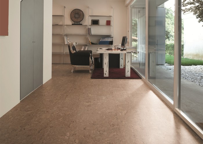 裝修客廳用哪種地板？軟木地板可以嗎？ 裝修客廳的流行地板——軟木地板